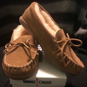 Brand New Minnetonka Sheepskin Hardsole Moc